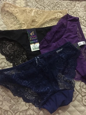 货物收到了，物流很快质量很不错，穿着很舒服，掌柜的还赠送了小礼品。值得推荐给大家购买。