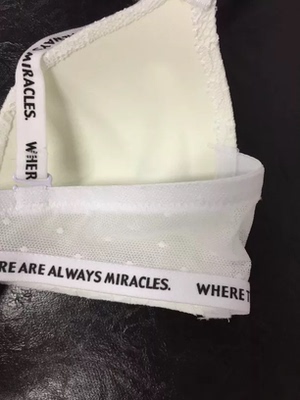 超喜欢的，面料真的超级舒服的，厚薄适中，穿起来是很轻薄的感觉，没有任何负担，这个价位两件真的是物超所值，穿在身上也不会勒，还赠送了透明肩带和衣架，洗了也不褪色，很满意，特别喜欢