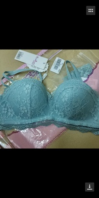 朋友介绍的这家店，文胸做工蛮精致的，很柔软的衬里，型也很好，试了一下，穿着也特舒服，无钢圈的 不会觉得压胸或者闷的感觉，颜色款式搭配衣服都很容易还可以拆肩带当无肩带的穿呢，很百搭的款式，最主要的是侧收聚拢效果特别好，胸部立即变得超级丰满，不会空杯，也没有往上窜的感觉，包装袋超好看的说，总之很好，准备再买几个其它颜色轮流替换着穿