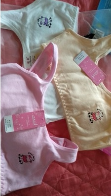 给我家妞妞买的，质量很不错，穿上刚好，纯棉的，摸着很舒服！