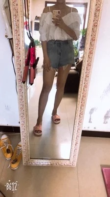 内衣穿起来很稳不会掉，面料柔软不勒，洗的时候也不会掉色跟变形的，和图片一样，没有色差，主要是经济实惠，一次性买了两件，很合适，平胸穿着也不掉，特地买来搭配穿一字肩的衣服，穿得又柔又软摸着很滑，特别的舒服。