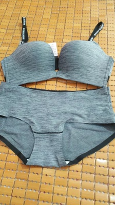 好评，我穿上身特别聚拢，后面的蕾丝一点也不扎肉，我是比较喜欢穿薄款的，如果喜欢穿特别薄的就不要下单了，下面还是有一点点厚的，正好搞活动送了一条内裤，特别好质量特别好，好评