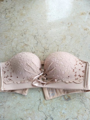 文胸的版型很好 不空杯 蹦跳也不掉