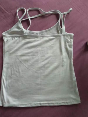 衣服很不错，试穿了一下很喜欢的，两件的款式都不错，物流也是很给力，挺快的，笔芯