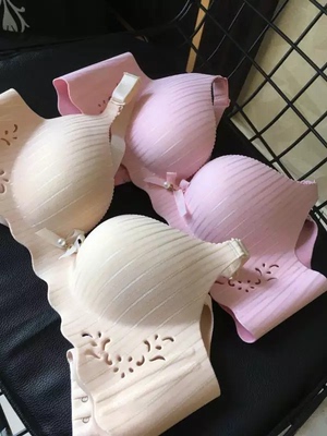 宝贝收到了，大爱，和图片一模一样，质量很不错，有点小性感，颜色很正，穿起来美美哒