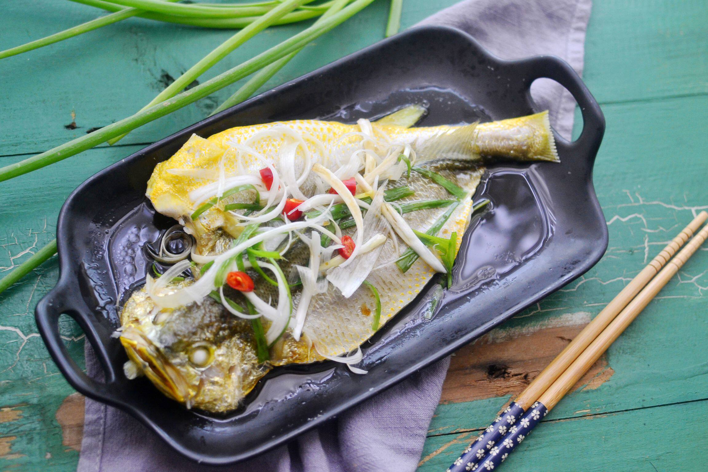 清蒸鱼鲜美肉嫩有窍门