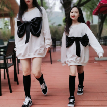 Net Red Kiss Costume Spring Autumn Sweatshirt Tide loose Lazy Butterfly Knot of Long Mother-daughter Bottling 2022 new Korean version