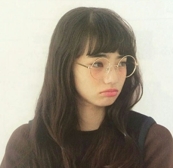 最近风很大的gd女友小松菜奈也戴起圆形金丝边眼镜啦~复古时尚的的