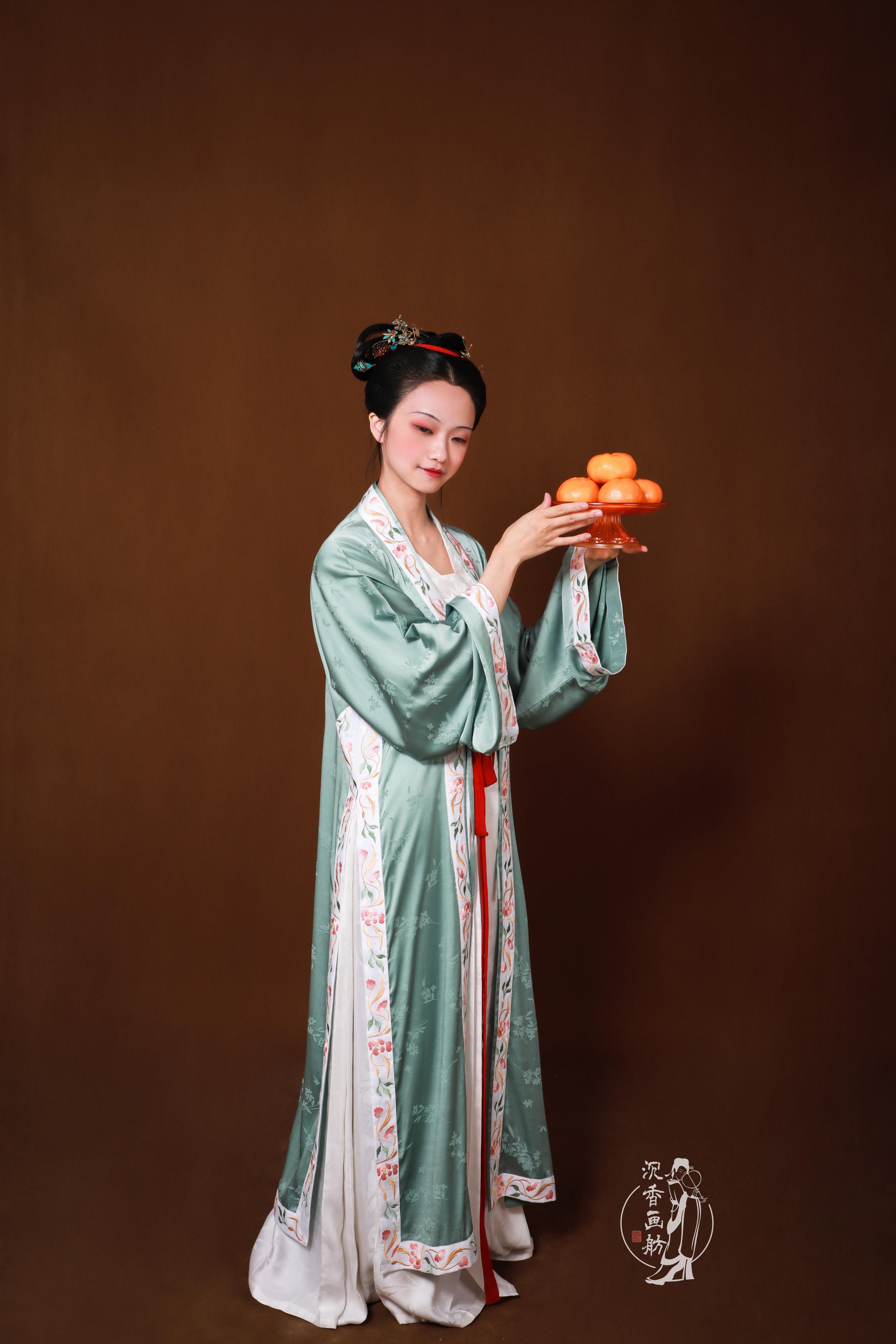 【春归时】定染暗纹提花桑波缎   仿黄升墓花边窄袖袍