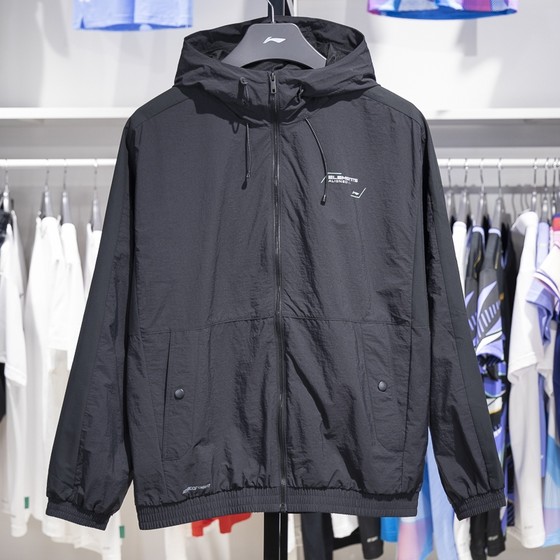 Li Ning sports windbreaker 2024 spring fitness series men's reflective water-repellent loose hooded jacket AFDU061
Li Ning sports windbreaker 2024 spring fitness series men's reflective water-repellent loose hooded jacket AFDU061