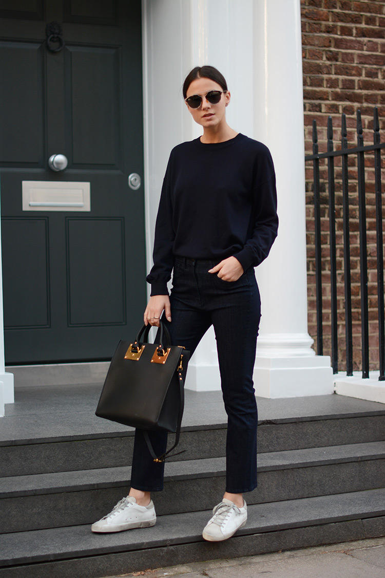 你那些觉得颜色不好搭配的上衣,都拿来和黑色烟管裤试试吧,问题就都