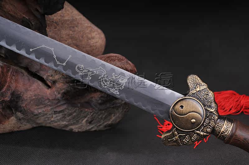 龙泉宝剑 特价镇宅宝剑收藏装饰剑长剑硬剑太极阴阳玄武剑未开刃