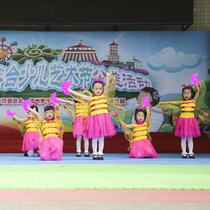 Kindergarten dance performance props smiley face crooked moon dance holding flowers childrens chorus competition performance flowers
