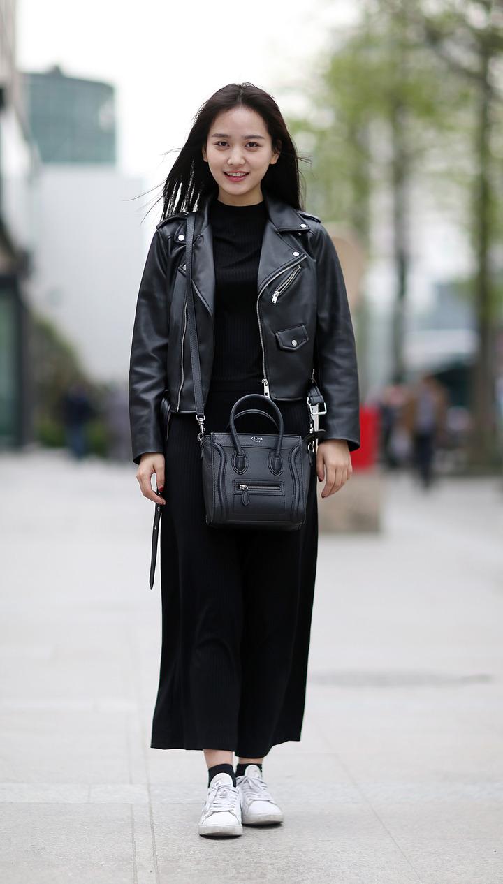 皮衣和阔腿裤的搭配,虽然都是黑色,但因为材质不同,层次就出来了