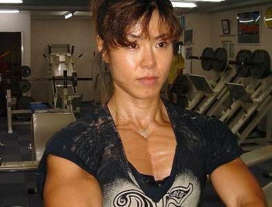 她是健美冠军 但老公却被她的肌肉吓跑了