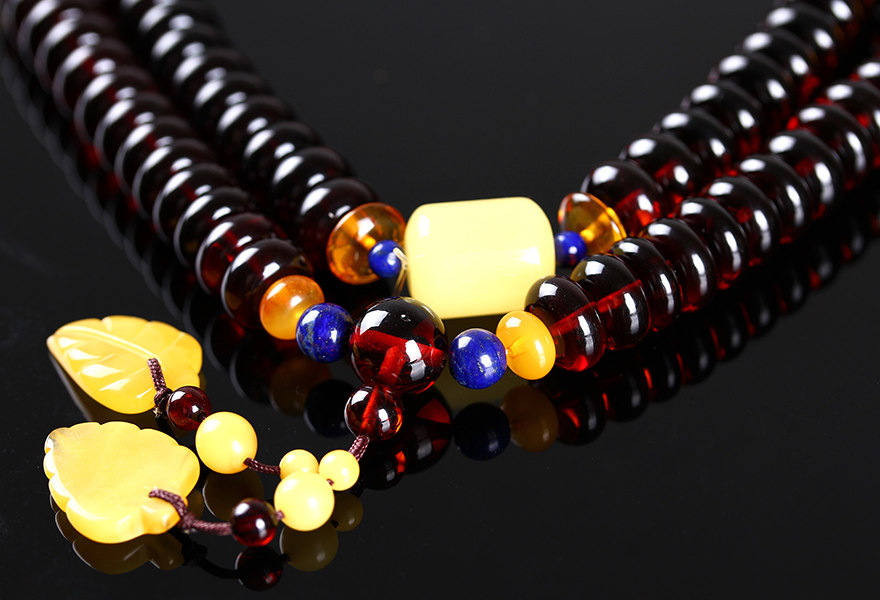 【独特设计】40.57克 收藏级天然高品质酒红色血珀佛珠c163