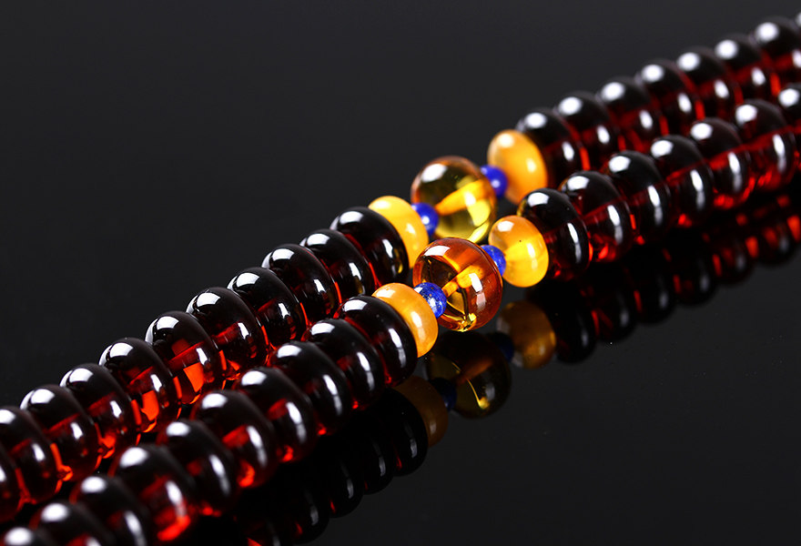 【独特设计】40.57克 收藏级天然高品质酒红色血珀佛珠c163