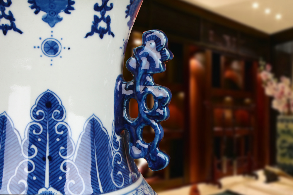 Jingdezhen ceramics classical Ming and the qing dynasties antique hand - made peach ears of blue and white porcelain vase sitting room home decoration