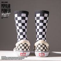 Checkerboard grid black and white grid socks mens stockings autumn and winter street skateboard plaid mid-tube socks womens cotton trendy long tube men