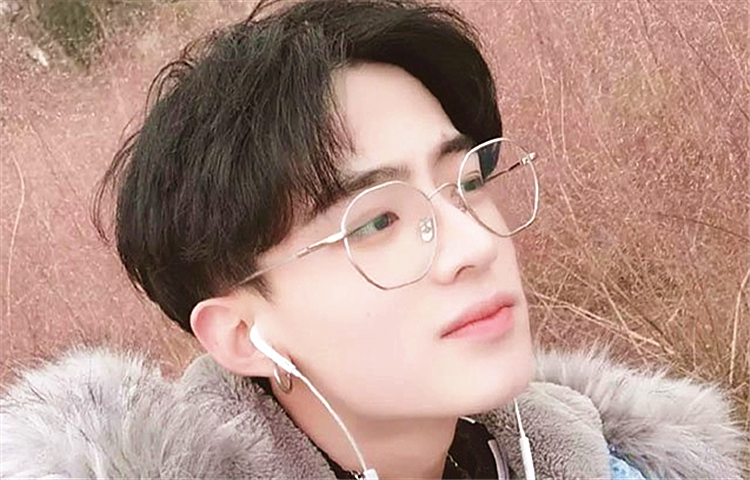 只不过需要你懂得怎么吹中分括号刘海的造型,不过学起来也非常地容易