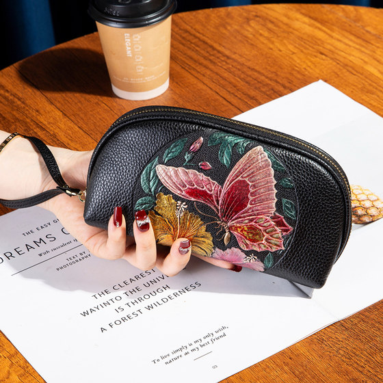 Pure cowhide three-dimensional embossed large capacity coupon wallet for women 2025 new genuine leather portable small handbag hand-carrying mobile phone bag
Pure cowhide three-dimensional embossed large capacity coupon wallet for women 2025 new genuine leather portable small handbag hand-carrying mobile phone bag