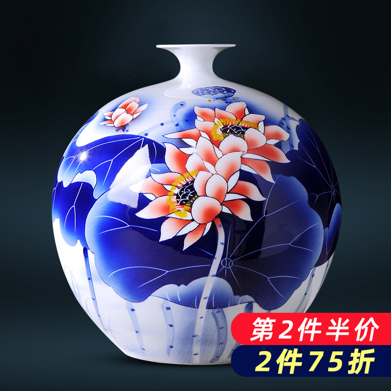 Hand the blue and white porcelain in jingdezhen porcelain ceramic vase is placed the new Chinese style household living room TV cabinet decoration