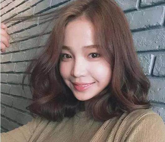 齐肩微卷的lob头,这样的发型也被认为是最舒服的长度,微卷锁骨发遮住