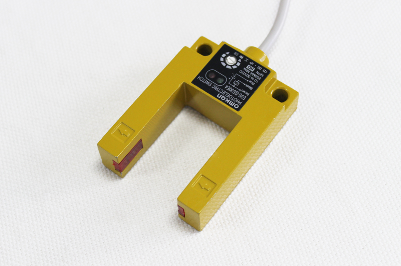 槽型光电开关传感器 e3s-gs30e4 e3s-gs30e2三线24v npn常开常闭_双氙