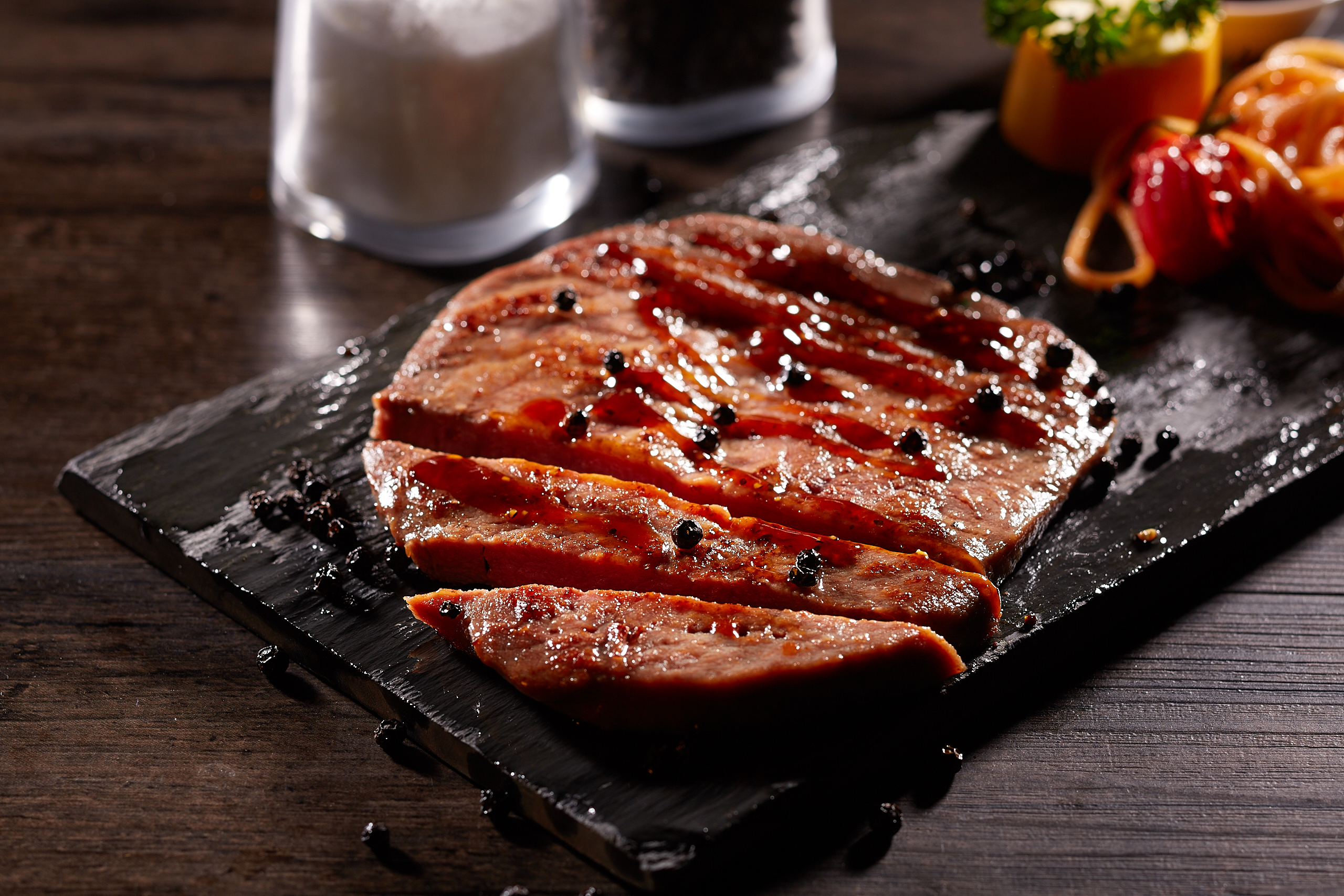 法式牛排则特别注重酱汁的调配,用各式的酱汁凸显牛排的尊贵地位