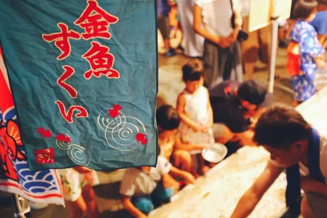 看累了表演,钻进一旁的露天市集,沿街摆满了日式传统小吃摊,有炒面