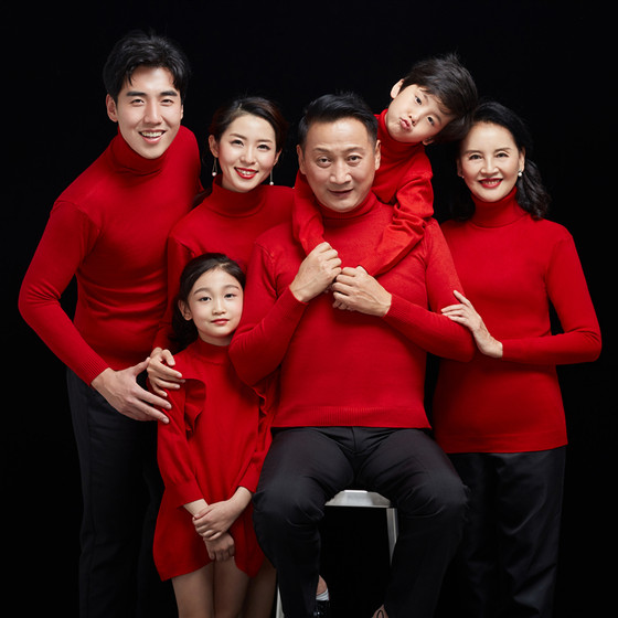 New Cinema Photography Family Photo of a Family of Six New Year Family Dress Red Sweater Parent Child Theme Photography Clothing New Cinema Photography Family Photo of a Family of Six New Year Family Dress Red Sweater Parent Child Theme Photography Clothing