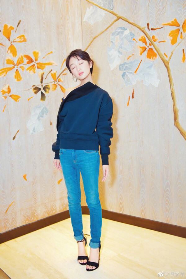 去购买  大热的性感一字鞋带,优雅也可以高级裸露, 上脚非常性感