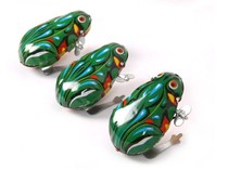 Childrens nostalgic classic clockwork iron frog 8090 jumping frog floor stall hot selling iron frog factory Temple Fair