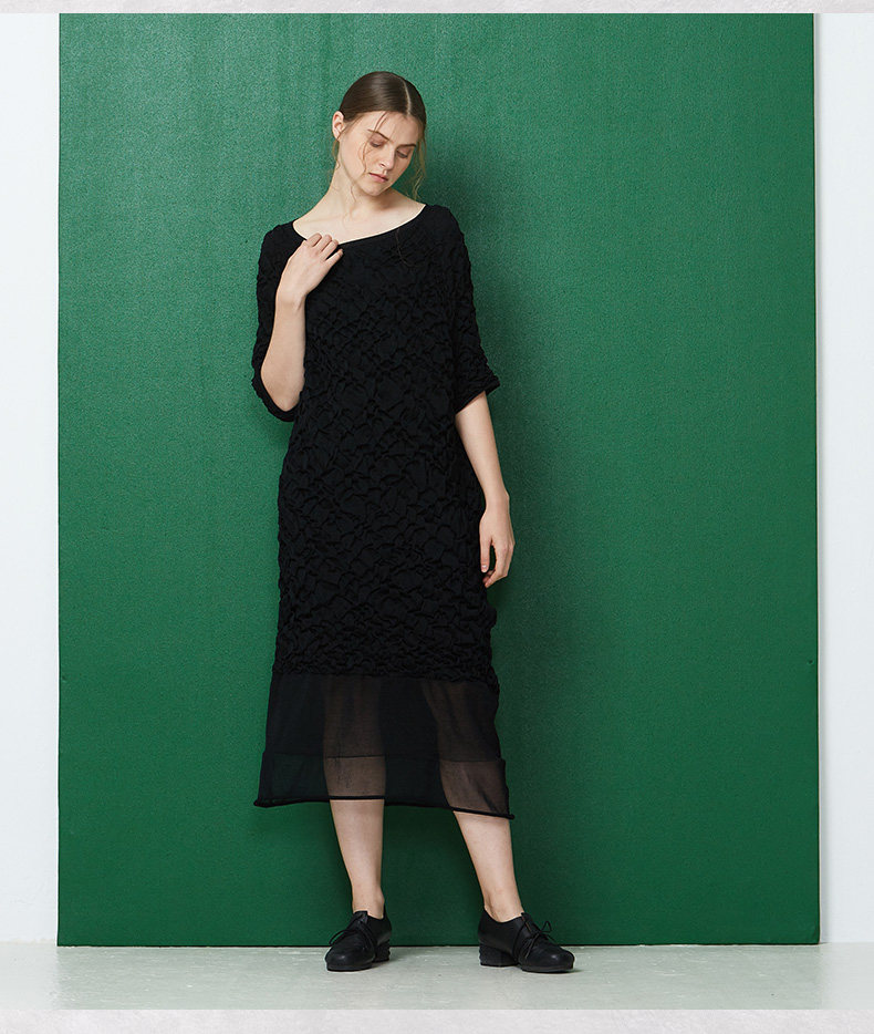 aum噢姆玛丝菲尔2018春装新款五分袖立体褶黑色针织中长款连衣裙_7折