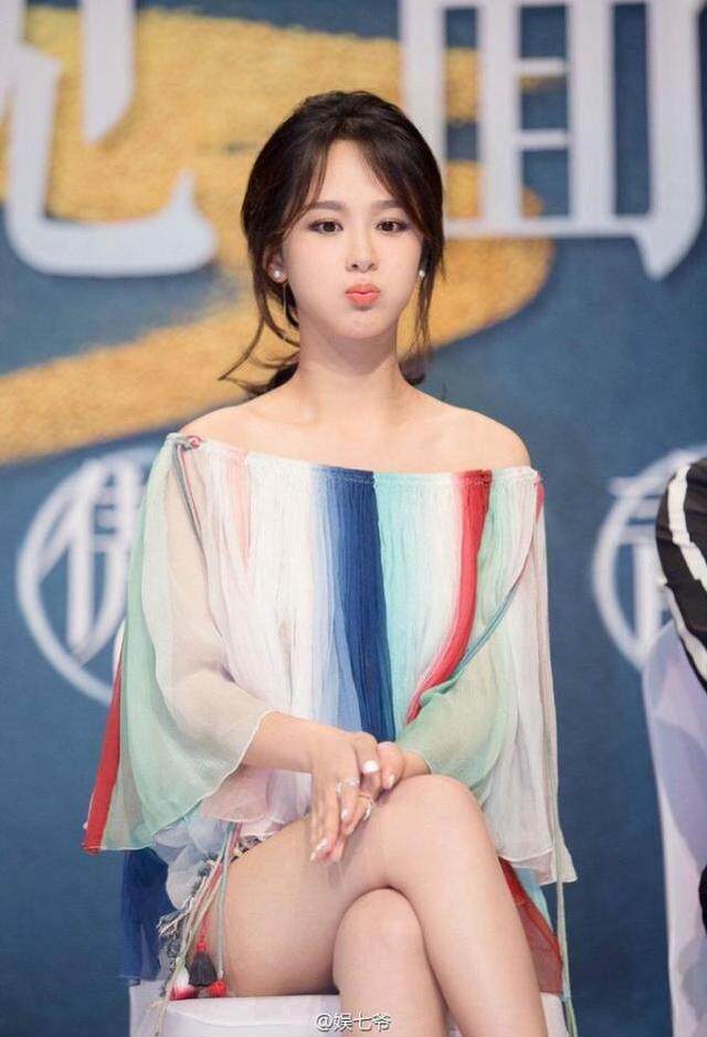 九位女明星穿上最流行的一字肩!她的最难驾驭