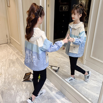 Girl Spring Clothing Jacket 2023 New Trendy Tide CUHK Child Foreign Air Connects Hat Windjersey Girl Spring Autumn Coat