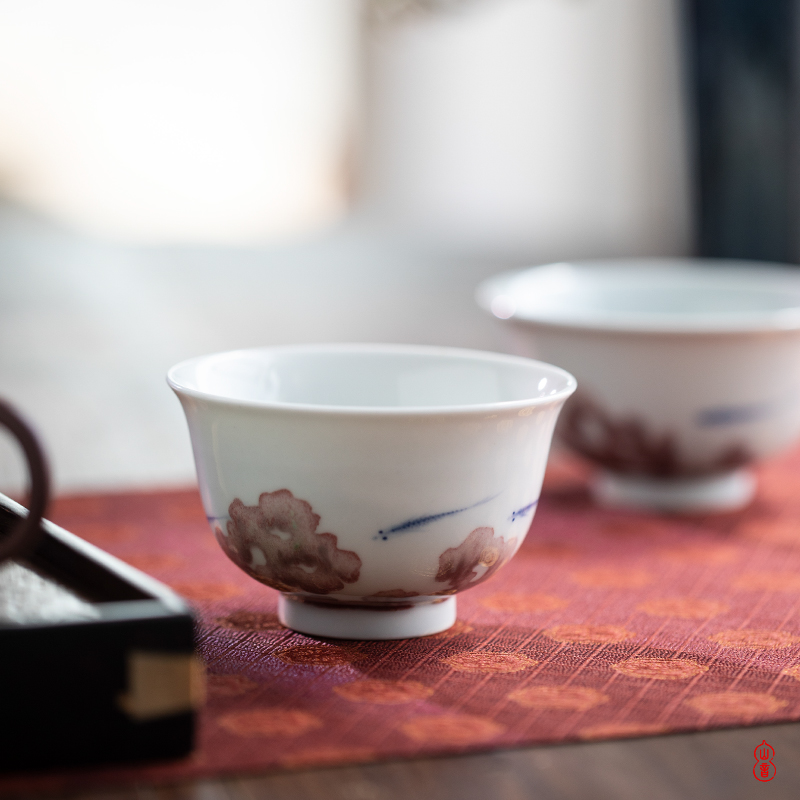 Blue and white jade hidden mountain room youligong to admire the stone fish of jingdezhen ceramic cups by hand master cup kung fu tea set