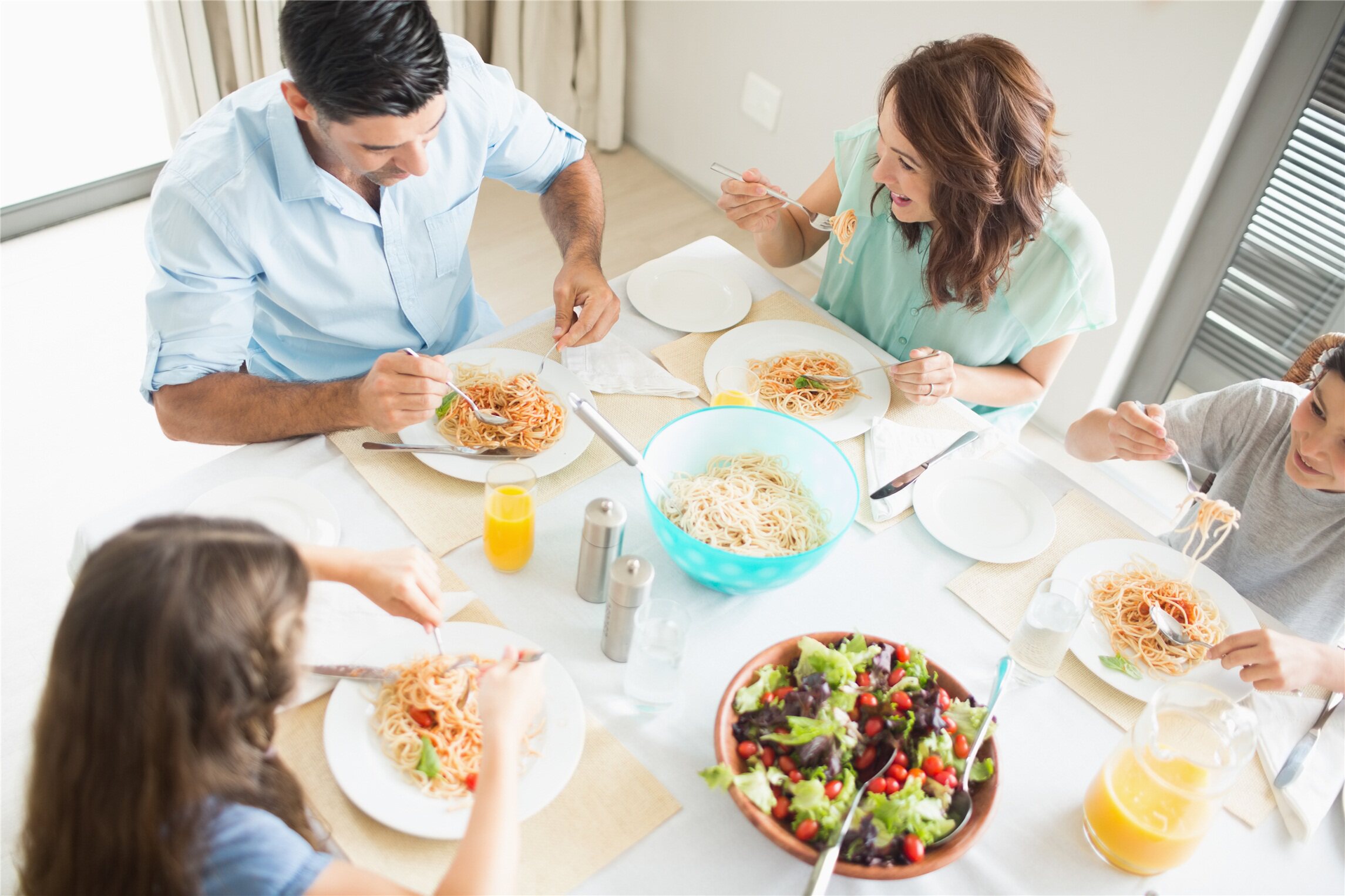 餐桌担起家庭团圆的重担,一家人美美的坐在一起吃饭,是一件平凡中带着