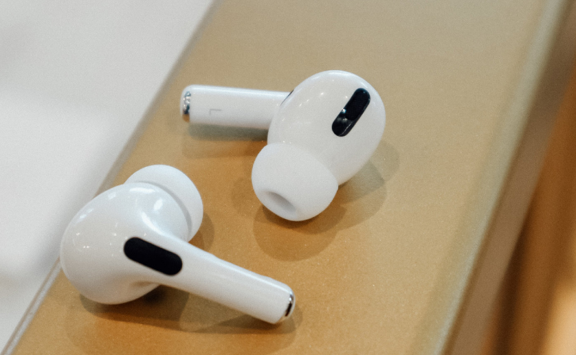 首先在外形上,之前的airpods两代产品和苹果的earpods有线耳机保持