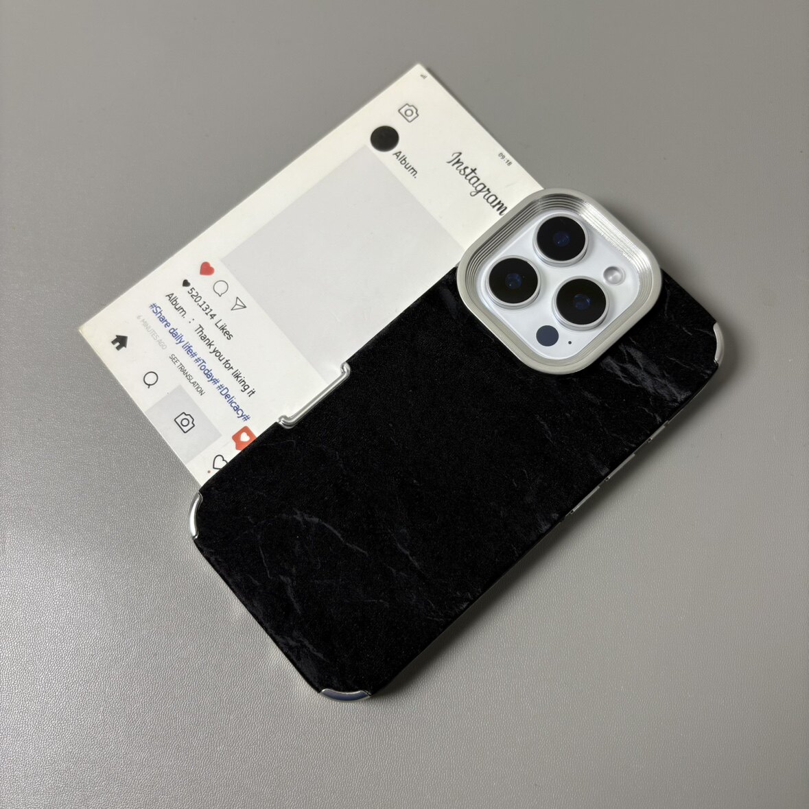 高级黑绒布雪山纹软壳适用iphone16手机壳15promax苹果1413防摔电镀