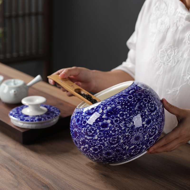 Blue and white porcelain tea pot of pu 'er tea, green tea loose tea 2 jins of large - sized ceramic seal tank storage POTS