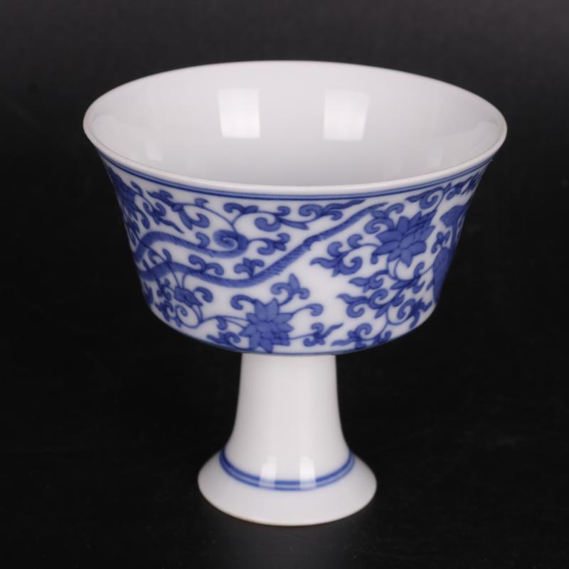 Wear in blue and white flower grain footed cup antique Chinese style household China antique curio collection process