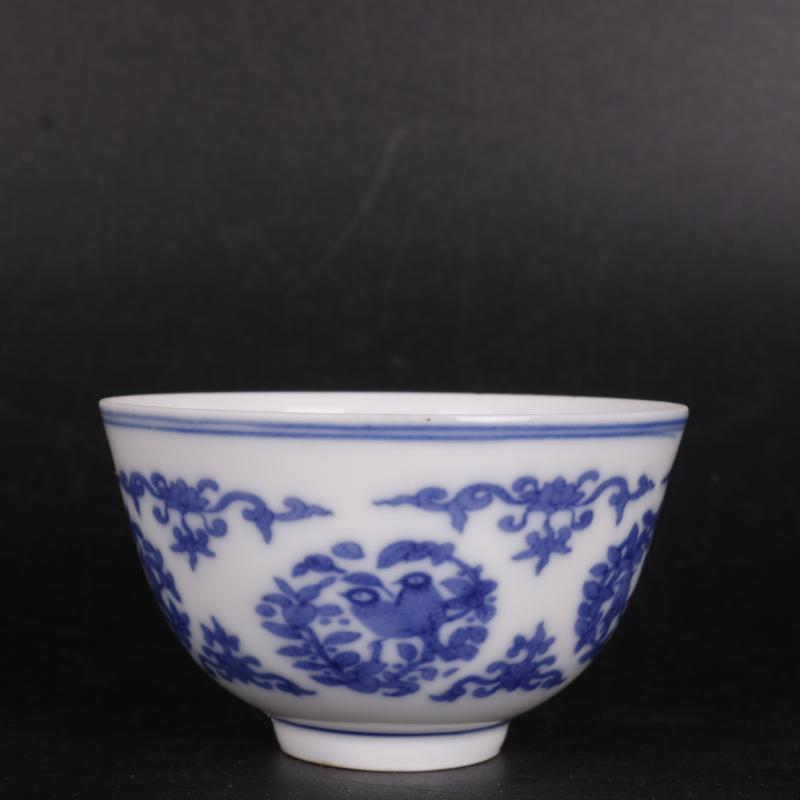 Blue and white flowers and birds in grain antique crafts of Chinese style household porcelain cups furnishing articles antique curio collection