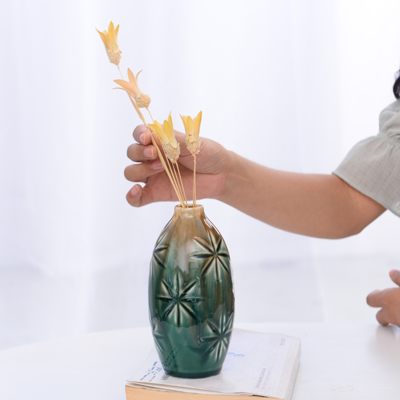 Ceramic small pure and fresh and dry flower vase is contracted and I sitting room home decoration flower arranging flowers is placed