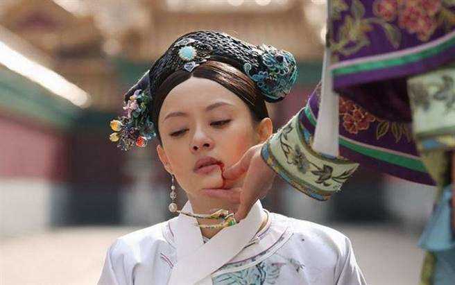 比如在甄嬛传中嬛嬛被掌嘴了之后就用鸡蛋滚脸 后来发现自己简直蠢爆