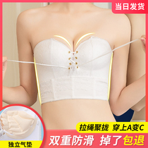 Women with shoulderless underwear gather together to prevent slip and collect the pair of breast and thicker wedding dresses to take photos with invisible bra