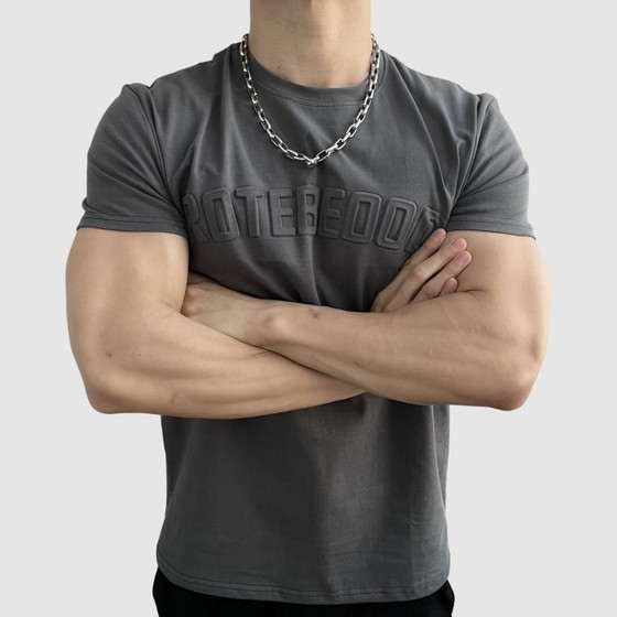 Round neck fitness trendy steel stamped T-shirt shoulder pad version sleeve closure showing arm circumference highlights shoulder width men's sports training short sleeves
Round neck fitness trendy steel stamped T-shirt shoulder pad version sleeve closure showing arm circumference highlights shoulder width men's sports training short sleeves
