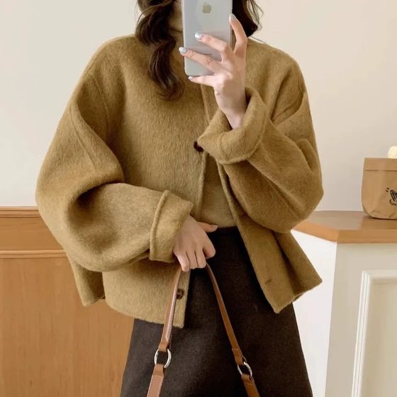 Off-season round neck small fragrance style short autumn and winter new double-sided cashmere coat for women Korean version small woolen jacket
Off-season round neck small fragrance style short autumn and winter new double-sided cashmere coat for women Korean version small woolen jacket