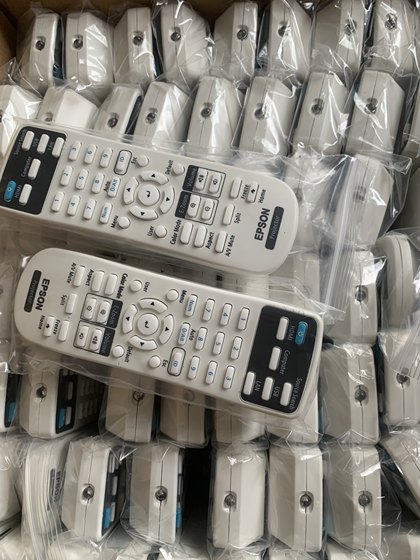 새로운 Epson 특수 프로젝터 원격 제어에는 배터리 X49X05W06X06E10X05ETW650S04가 포함됩니다 새로운 Epson 특수 프로젝터 원격 제어에는 배터리 X49X05W06X06E10X05ETW650S04가 포함됩니다