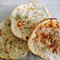 Xinyi spicy cakes are made by hand on the same day